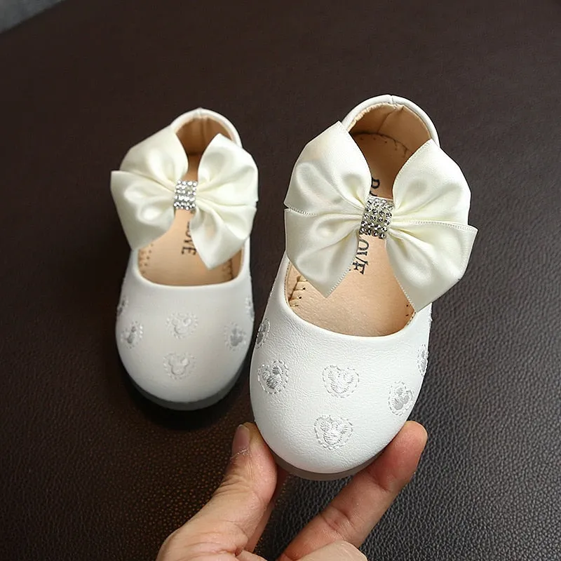 Flower leather shoes for girls. Flat heel kids shoes